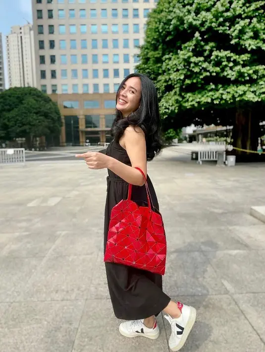 Di akun Instagramnya, sahabat Leony Trio Kwek Kwek ini kerap memosting foto-foto dirinya dengan gaya kasual. Ia selalu tampil simpel namun tetap stylish. Busana yang ia kenakan pun bisa menjadi inspirasi OOTD. (Liputan6.com/IG/@dea_ananda)