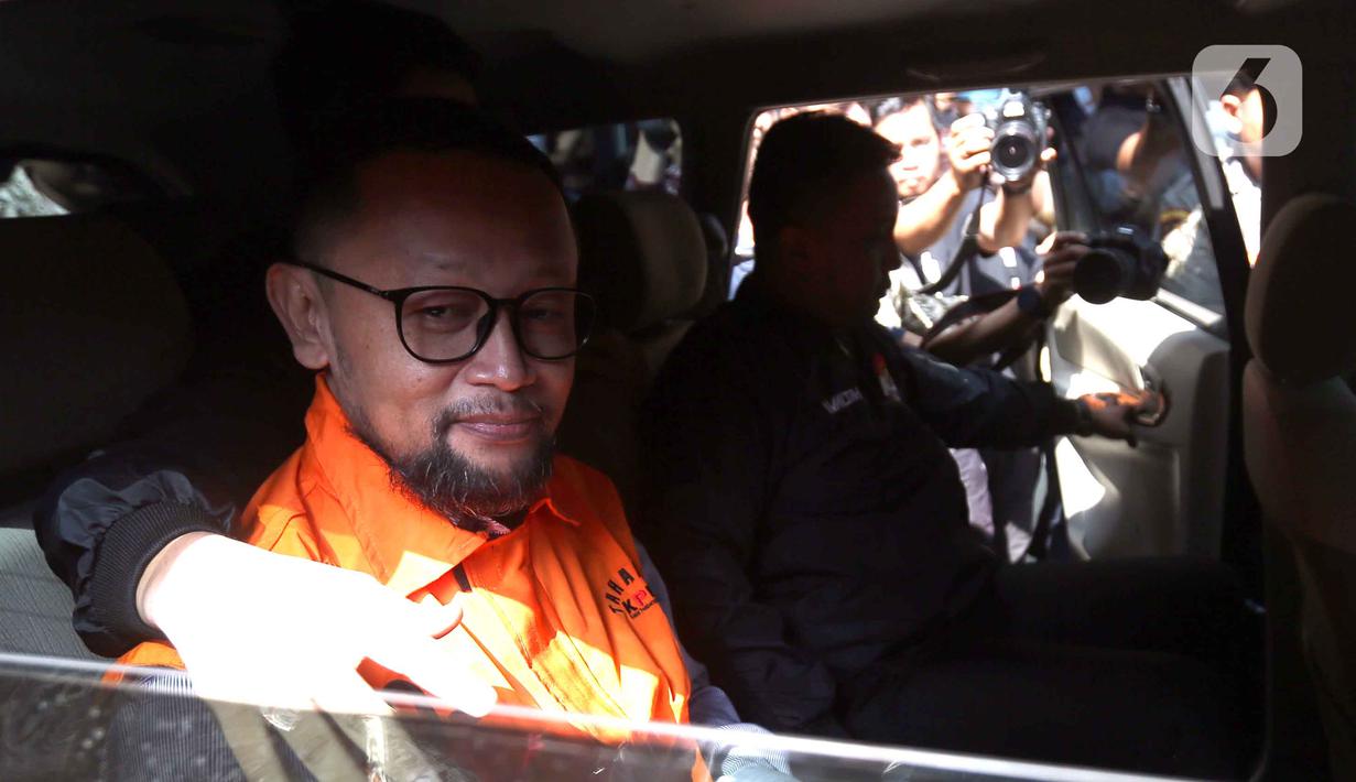 Mantan Staf Khusus Menteri Agama (Menag) periode 2020-2024, Yaqut Cholil Qoumas, Ishfah Abidal Aziz alias Gus Alex berada di mobil tahanan usai menjalani pemeriksaan di Gedung Merah Putih Komisi Pemberantasan Korupsi (KPK), Jakarta, Selasa (17/3/2026). (Liputan6.com/Helmi Fithriansyah)