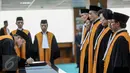 Ketua Mahkamah Agung (MA) Muhammad Hatta Ali (kiri) menadatangani berkas pengesahan enam Hakim Agung saat pelantikan di Gedung sekretariat MA, Jakarta, Rabu (5/8/2015). (Liputan6.com/Faizal Fanani)