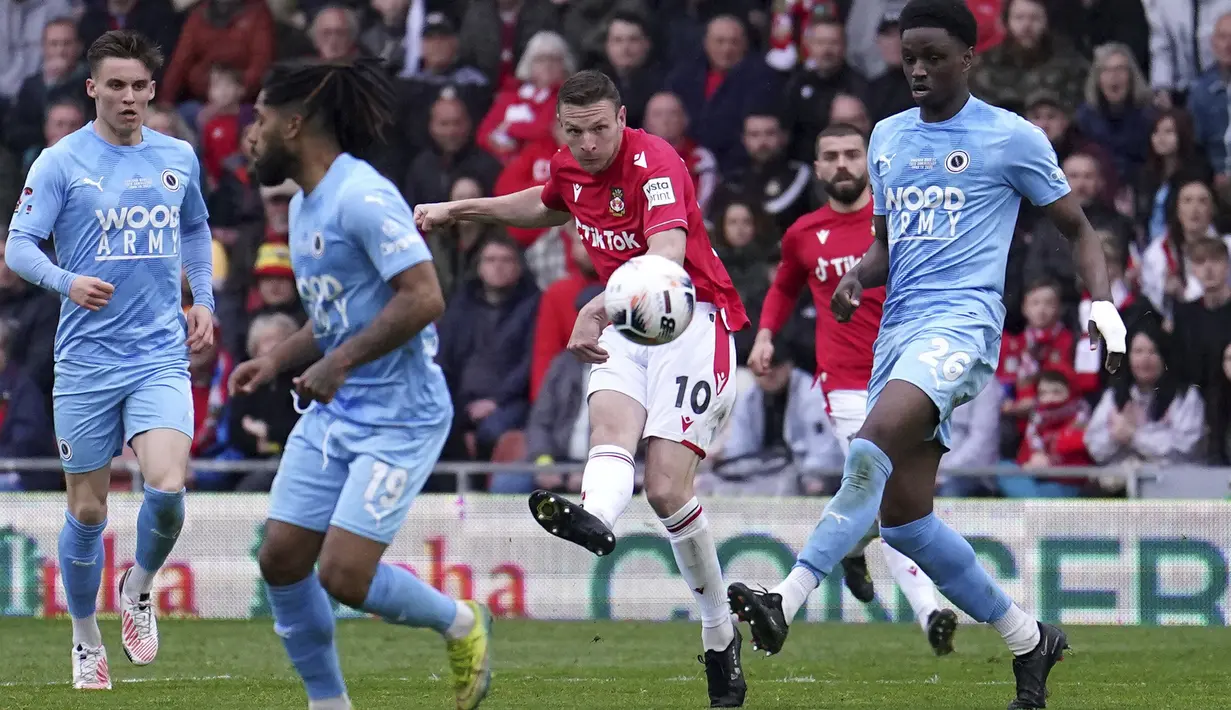 Aksi dari pemain Wrexham, Paul Mullin (tengah), saat melawan Boreham Wood dalam pertandingan English National League yang berlangsung di The Racecourse Ground, Wales, Sabtu (22/4/2023) WIB. (AP/PA/Martin Rickett)