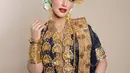 Busana Minang yang ia kenakan kian menyempurnakan keseluruhan look. Mahkota suntiang emas megah berdiri anggun di kepalanya, dipadu dengan suntiang bunga melati di sisi kanan-kiri yang menambah kesan feminin. Aksesoris emas berlapis, dari kalung panjang, anting besar, gelang, hingga pending, menjadi simbol kemakmuran sekaligus keanggunan adat Minang.