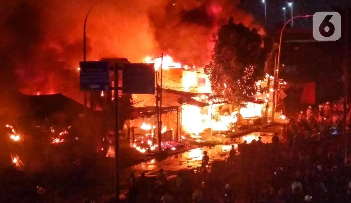 <p>Suasana saat kebakaran melanda kawasan Pasar Gembrong, Jalan Basuki Rahmat, Jakarta Timur, Minggu (24/4/2022).  Sebanyak 25 unit damkar dikerahkan oleh Dinas Penanggulangan Kebakaran dan Penyelamatan (Gulkarmat) DKI Jakarta untuk memadamkan kobaran api. (merdeka.com/Iqbal S. Nugroho)</p>