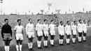 Foto tim Real Madrid jelang laga final Piala Champions Eropa 1965-1966 pada 11 Mei 1966 di Brussel. Para pemainnya adalah : José Araquistain, Enrique Pérez Díaz dipanggil "Pachin", Pedro de Felipe, Ignacio Zoco, Manuel Sanchis Martinez, José Martínez Sánchez dipanggil "Pirri", Manuel Velazquez, Fernando Serena, Amancio Amaro, Ramon Grosso dan kapten Francisco Gento ( 4 dari kanan). (AFP)