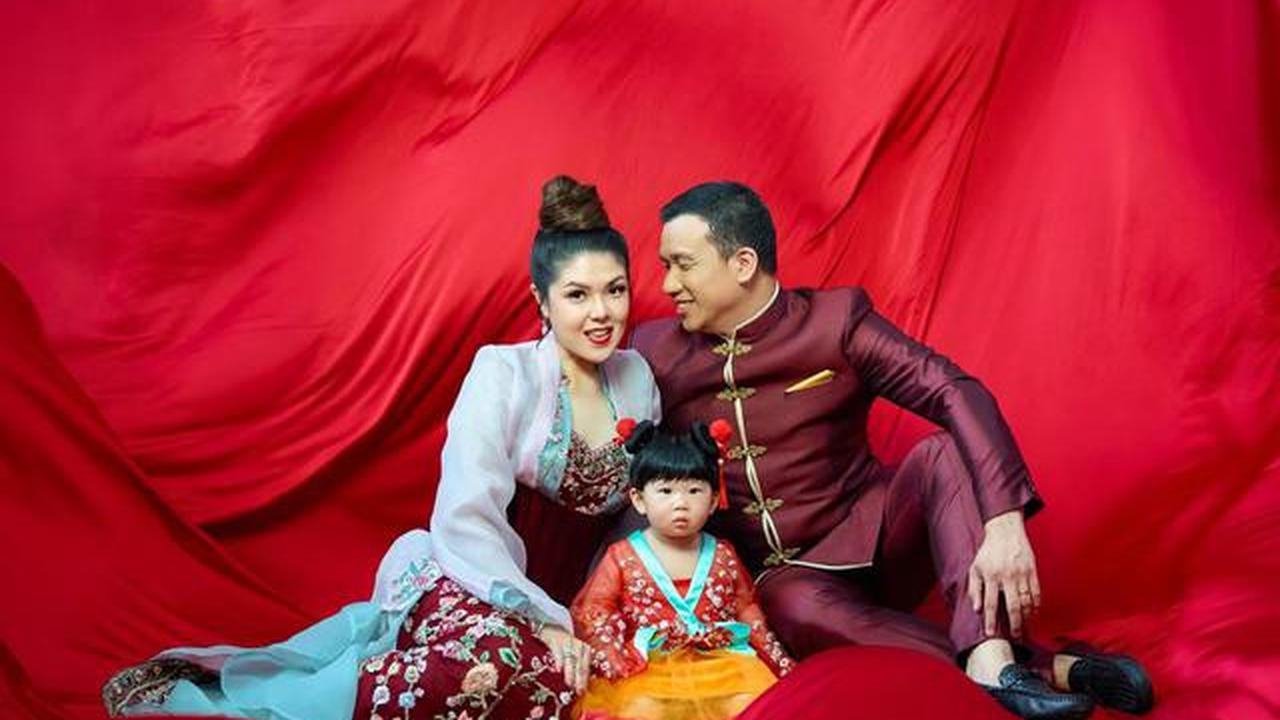 Tina Toon Rayakan Tahun Baru Imlek, Perdana Perlihatkan Wajah Putrinya Kepada Publik