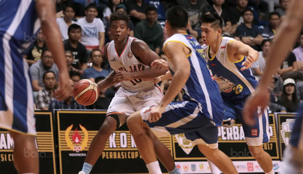 Gaya pemain Pelita Jaya, Wayne Bradford Lyndon melewati adangan para pemain Satria Muda pada laga Perbasi Cup 2017 di Sports Mall, Kelapa Gading, Jakarta, (10/11/2017). Pelita Jaya menang 82-77.  (Bola.com/Nick Hanoatubun)