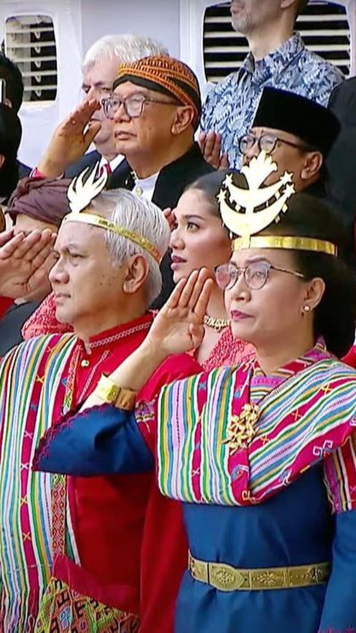 Selama upacara peringatan HUT ke-78 RI berlangsung, Sri Mulyani dan suami mengikuti prosesi dengan khidmat. Ketika momen berubah jadi santai, keduanya juga ikut menari bersama tamu lain.