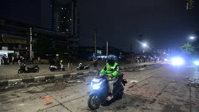 Bentrokan Massa Demo dan Polisi Pecah di Kawasan Pejompongan