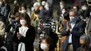 Pengunjung berdoa mengheningkan cipta untuk para korban gempa dan tsunami 11 Maret 2011 dalam acara peringatan khusus di Tokyo, Jumat (11/3/2022). Jepang menandai peringatan 11 tahun gempa bumi, tsunami dan bencana nuklir yang melanda pantai timur laut Jepang. (AP Photo/Eugene Hoshiko)