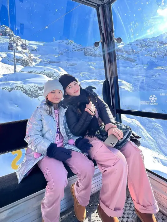 Liburan ke Swiss memang menjadi salah satu pilihan banyak selebriti, sebagai salah satu negara yang terkenal akan coklatnya, liburan ke Swiss saat musim dingin memang menjadi salah satu waktu yang pas dengan pegunungan Alpennya. (Liputan6.com/IG/@ayutingting92)