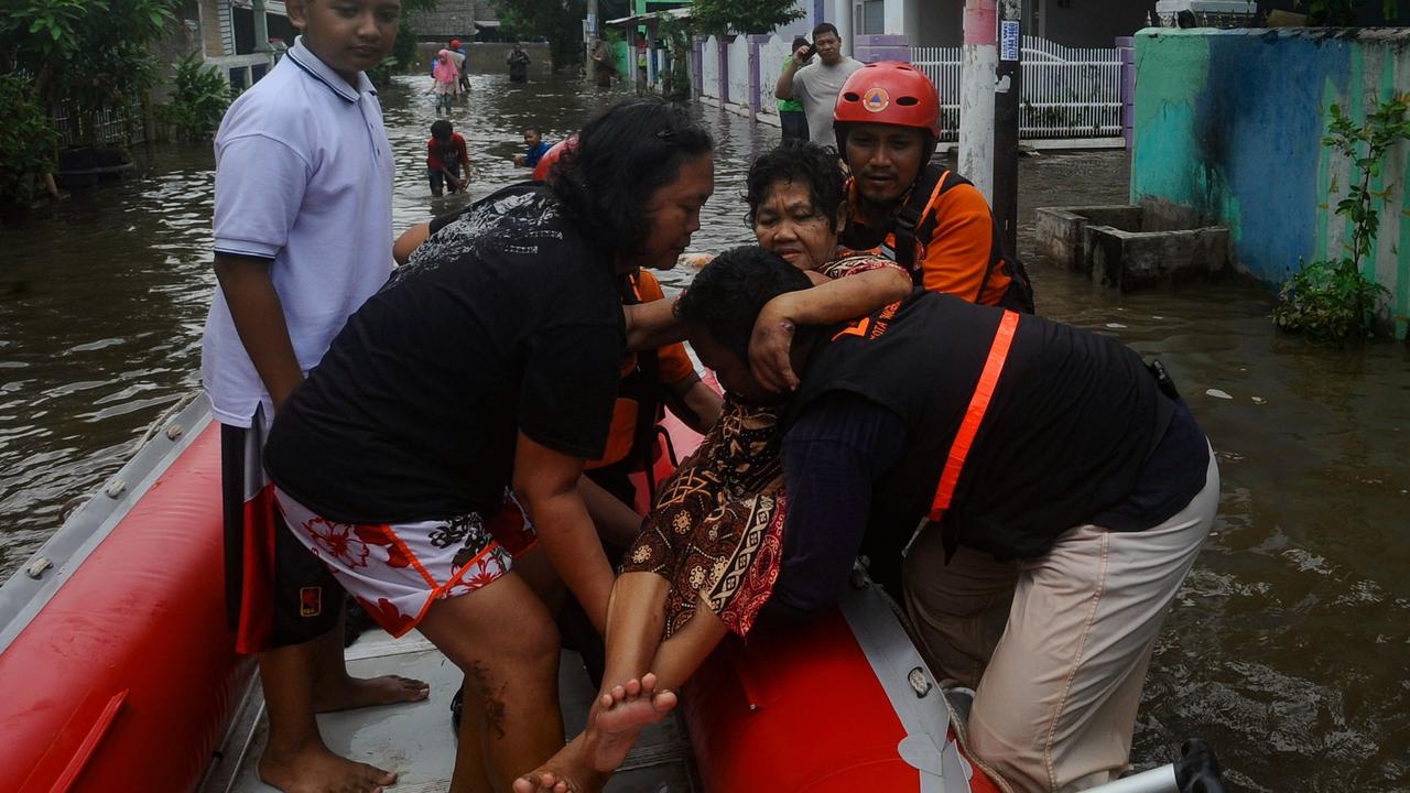 FOTO: Ratusan Rumah di Tangerang Selatan Dikepung Banjir, Sejumlah Warga Dievakuasi Pakai Perahu Karet