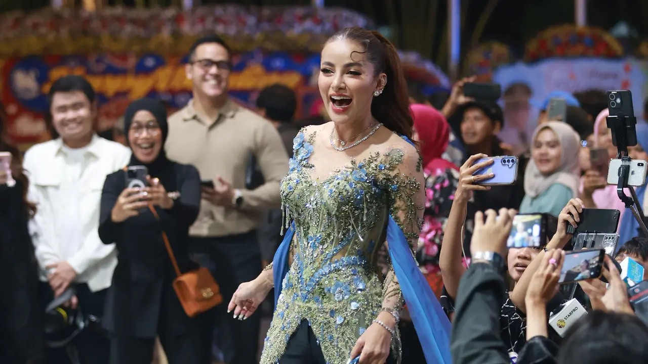 Potret Olla Ramlan Hadiri Ngunduh Mantu Al Ghazali-Alyssa Daguise, Pamer Body Goals dengan Kebaya dan Tas Hermes