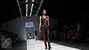 Model membawakan busana perancang Tex Saverio dalam Jakarta Fashion Week (JFW) 2016 di Senayan City, Jakarta, (24/10/2015). Koleksi dari Tex Saverio pernah dipakai selebritis dunia seperti Lady Gaga, Kim Kardashian dll. (Liputan6.com/Immanuel Antonius)