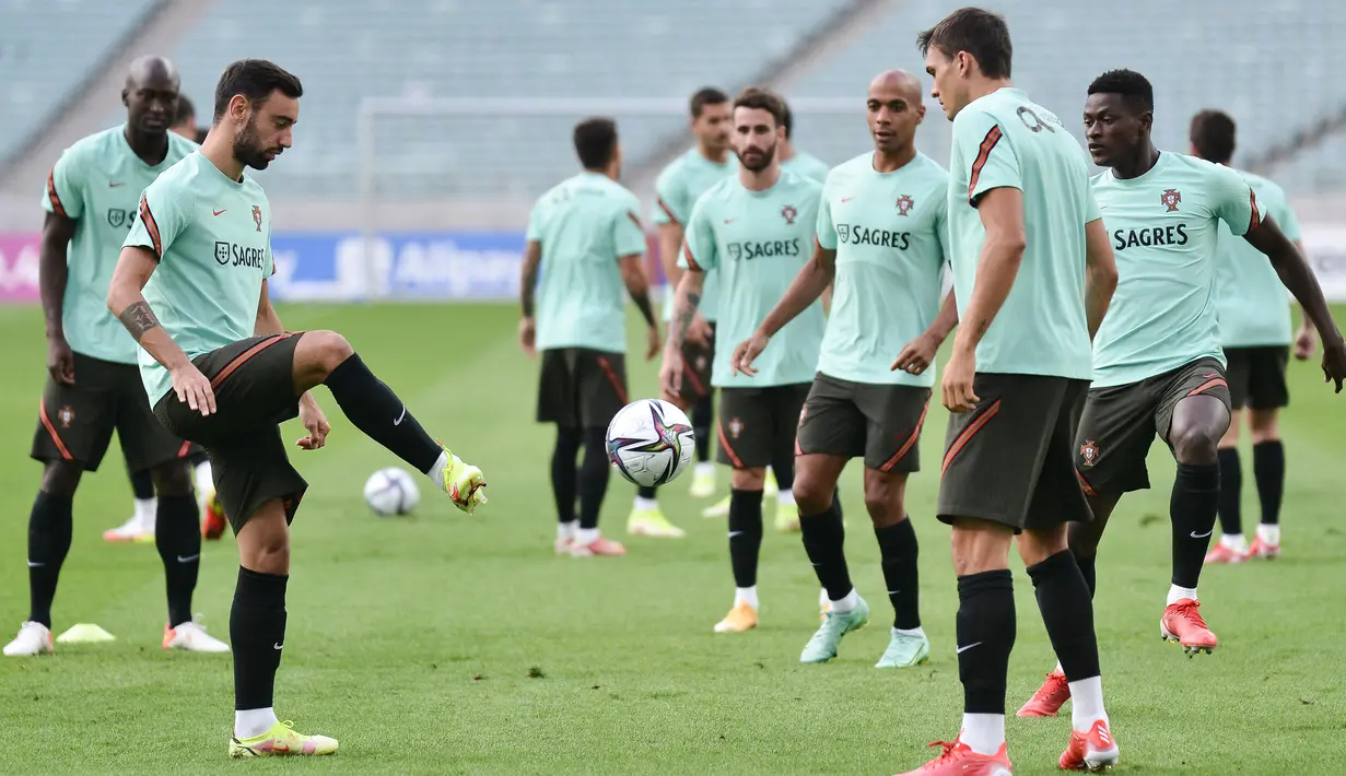 Gelandang Portugal, Bruno Fernandes (kedua kiri) dan rekan satu timnya dalam sesi latihan di Baku (6/9/2021). Dalam laga ini, Cristiano Ronaldo tidak bisa main akibat terkena akumulasi kartu kuning. (AFP/Toflik Babayev)