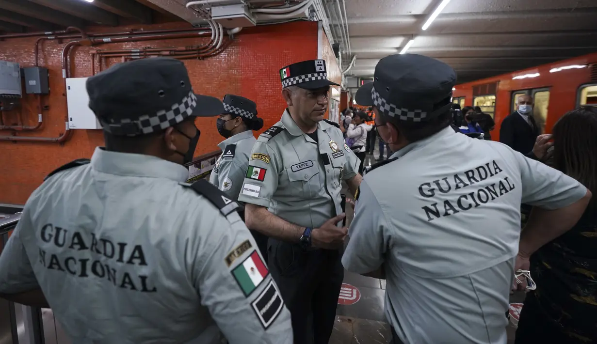 Anggota Garda Nasional Meksiko berpatroli di dalam stasiun kereta bawah tanah kota di Mexico City, Kamis (12/1/2023). Wali Kota Mexico City mengatakan lebih dari 6 ribu petugas Garda Nasional akan ditempatkan di sistem kereta bawah tanah kota setelah serangkaian kecelakaan yang menurut para pejabat bisa jadi karena sabotase. (AP Photo/Fernando Llano)