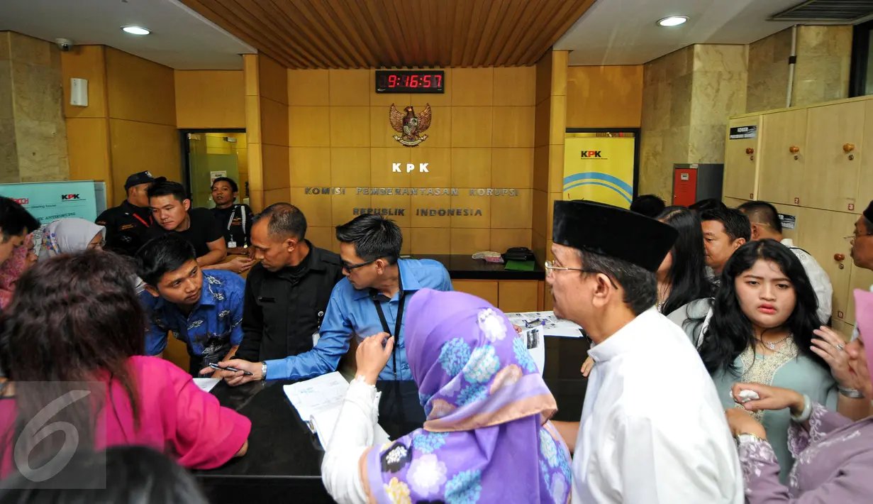 Sejumlah keluarga para tahanan Komisi Pemberantasan Korupsi (KPK) memenuhi ruang pendataan jelang mengunjungi kerabat mereka yang ditahan di rumah tahanan KPK, Jakarta, Jumat (17/7/2015). (Liputan6.com/Yoppy Renato)