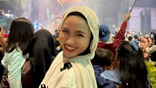 Gaya Jilbab Mleyot ala Xaviera Putri