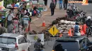  Amblasnya jalan di jalan Sudirman membuat kemacetan Kamis (10/4/2014)  (Liputan6.com/Johan Tallo).