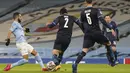 Gelandang Manchester City, Riyad Mahrez berusaha melewati bek Marseille, Hiroki Sakai pada pertandingan lanjutan Grup C Liga Champions di stadion Etihad di Manchester di London, Kamis (10/12/2020). Hasil ini membuat City lolos ke babak 16 besar bersama Porto. (AP Photo/Jon Super)