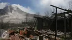 Sejumlah Rumah milik warga hancur terkena guguran abu vulkanik Gunung Sinabung di Desa Sibintun, Sumatera Utara, Minggu (5/7/2015). Letusan yang terjadi dari 2013 sampai saat ini mengakibatkan puluhan ribu jiwa mengungsi. (Liputan6.com/Johan Tallo)