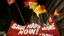 Aktivis mengibarkan bendera organisasi mereka setelah mendengar pemerintah Indonesia menunda pelaksanaan eksekusi hukuman mati terhadap Mary Jane, di depan Kedutaan Indonesia di Filipina, Rabu (29/4/2015). (REUTERS/Erik De Castro)