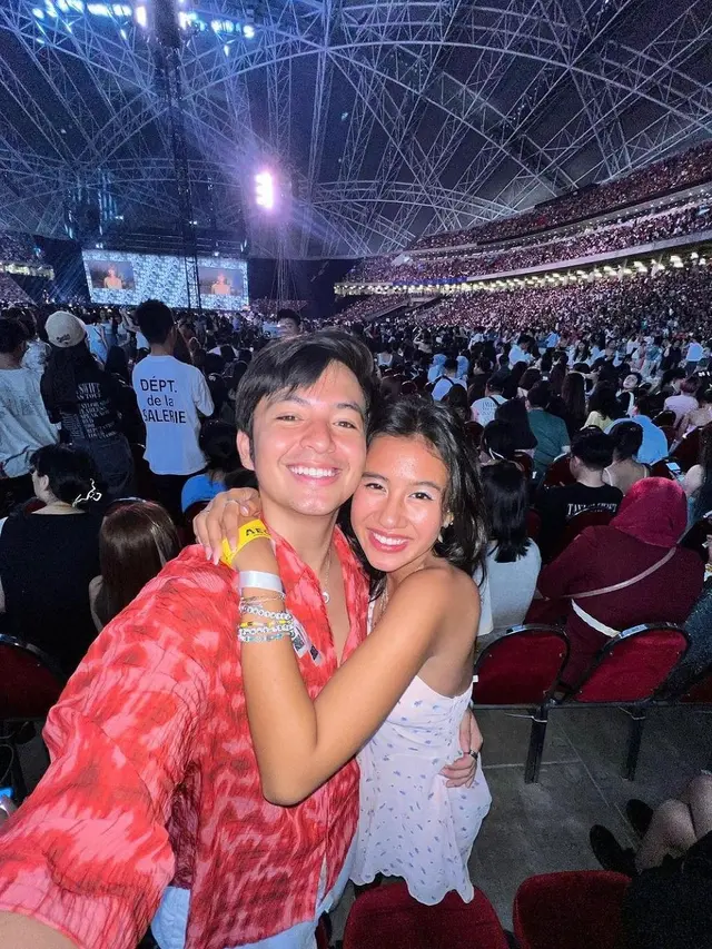 Potret Angga Yunanda dan Shenina Cinnamon di konser Taylor Swift (Sumber: Instagram/@kuyentertainment)