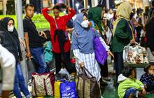 FOTO: Momen Pemudik Pejalan Kaki Serbu Pelabuhan Merak, Banyak yang Pilih Perjalanan Malam