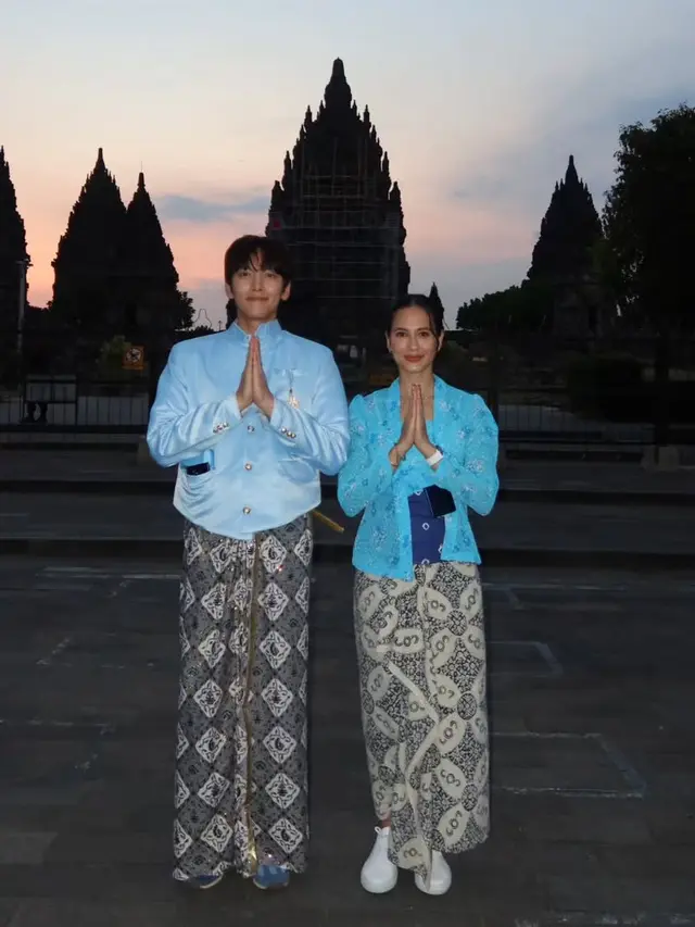 Ji Chang Wook dan Pevita Pearce bertemu di Prambanan kompak mengenakan kain batik. [@pevpearce]