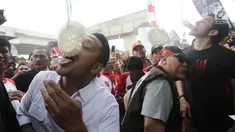 Aktor Tora Sudiro, Vino G Bastian dan Indro Warkop mengikuti lomba makan kerupuk pada Festival Kalimalang di Jakarta, Kamis (17/8). Mereka menghadiri festival Kalimalang dalam rangka promo film Warkop DKI: Reborn Part 2. (Liputan6.com/Herman Zakharia)