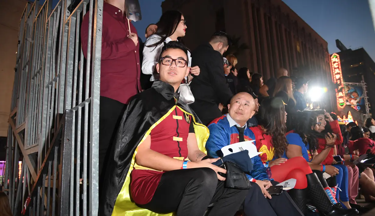 Sejumlah penggemar mengenakan kostum karakter film saat menghadiri pemutaran perdana Justice League di Dolby Theatre di Hollywood, California (13/11). (AFP Photo/Robyn Beck)
