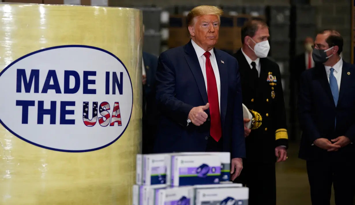 Presiden AS Donald Trump melakukan kunjungan kerja ke sebuah perusahaan pemasok peralatan medis, Owens & Minor Inc., di Allentown, Pennsylvania, Kamis (14/5/2020). Penampilan Trump saat melakukan kunjungan tanpa mengenakan masker menjadi sorotan di tengah pandemi Covid-19. (AP Photo/Evan Vucci)
