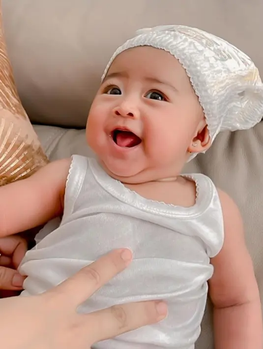 Potret menggemaskan baby Moana pun mencuri perhatian publik. [instagram/riaricis]