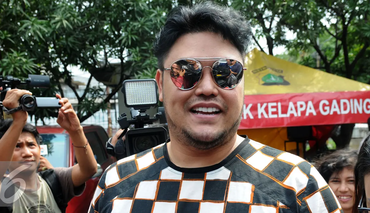 Desainer Ivan Gunawan saat ditanya wartawan usai menjenguk Saipul Jamil menjenguk Saipul Jamil Jakarta, Selasa (23/2). Kesibukan yang padat, membuat ketiganya baru memiliki waktu menjenguk duda Dewi Perssik. (Liputan6.com/Herman Zakharia)