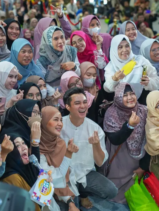 Selain cocok, netizen juga menyebut aura Paula Verhoeven saat berhijab sangatlah berbeda. Sang model disebut lebih anggun hingga bikin pangling [instagram/baimwong]