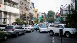 Petugas parkir mengatur lalu lintas di Jalan H. Agus Salim, Menteng, Jakarta, Kamis (4/10). Pada 8-22 Oktober 2018 mendatang Jalan KH Wahid Hasyim dan Jalan H Agus Salim akan diberlakukan uji coba Sistem Satu Arah (SSA). (Liputan6.com/Faizal Fanani)