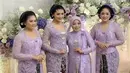 Saat malam midodareni, keluarga Erina Gudono kompak mengenakan kebaya warna lavender dengan ragam model yang memikat. [@delmoraattire]