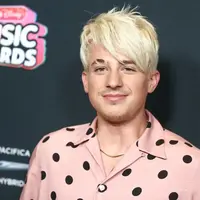 Yup, seperti terinspirasi dengan Kylie Jenner dan Kim Kardashian, Charlie mengubah warna rambutnya menjadi platinum blonde. (Getty Images/Cosmopolitan)