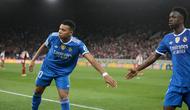 Pemain Real Madrid, Vinicius Junior, kanan, berjabat tangan dengan Kylian Mbappe setelah digantikan dalam pertandingan pembuka Liga Champions antara Olympiacos dan Real Madrid di pelabuhan Piraeus, dekat Athena, Yunani, Rabu, 26 November 2025. (Foto AP/Thanassis Stavrakis)