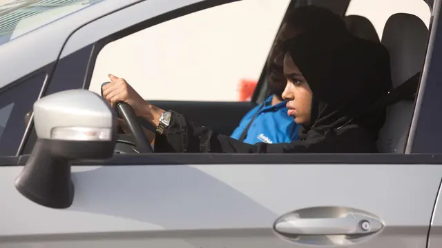 Wanita Arab Saudi Mengemudi