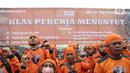 Massa dari elemen Partai Buruh dan KSPI saat menggelar aksi di depan Gedung DPR, Rabu, (15/6/2022). Dalam aksi tersebut mereka menolak revisi UU PPP, menolak Omnibus LawUU Cipta Kerja, menolak masa kampanye 75 hari tetapi harus 9 bulan sesuatu Undang-Undang, sahkan RUU PPRT dan tolak liberalisasi pertanian melalui WTO. (Liputan6.com/Angga Yuniar)