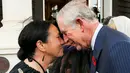 Pangeran Charles disambut dengan Hongi (ucapan tradisional Selandia Baru) saat upacara penyambutan di Government House in Wellington, Selandia Baru, (4/11/2015).  Pangeran Charles dan istri memulai kunjungannya di Selandia baru. (REUTERS/Hagen Hopkins)
