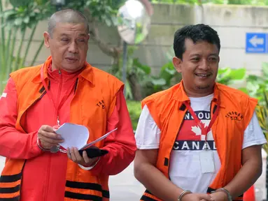 Pejabat Pembuat Komitmen Kemenpora Adhi Purnomo (kiri) dan staf Kemenpora Eko Triyanto tiba di Gedung KPK, Jakarta, Kamis (14/2). Keduanya diperiksa sebagai tersangka terkait dugaan menerima suap dana hibah dari Kemenpora ke KONI. (Merdeka.com/DwiNarwoko)
