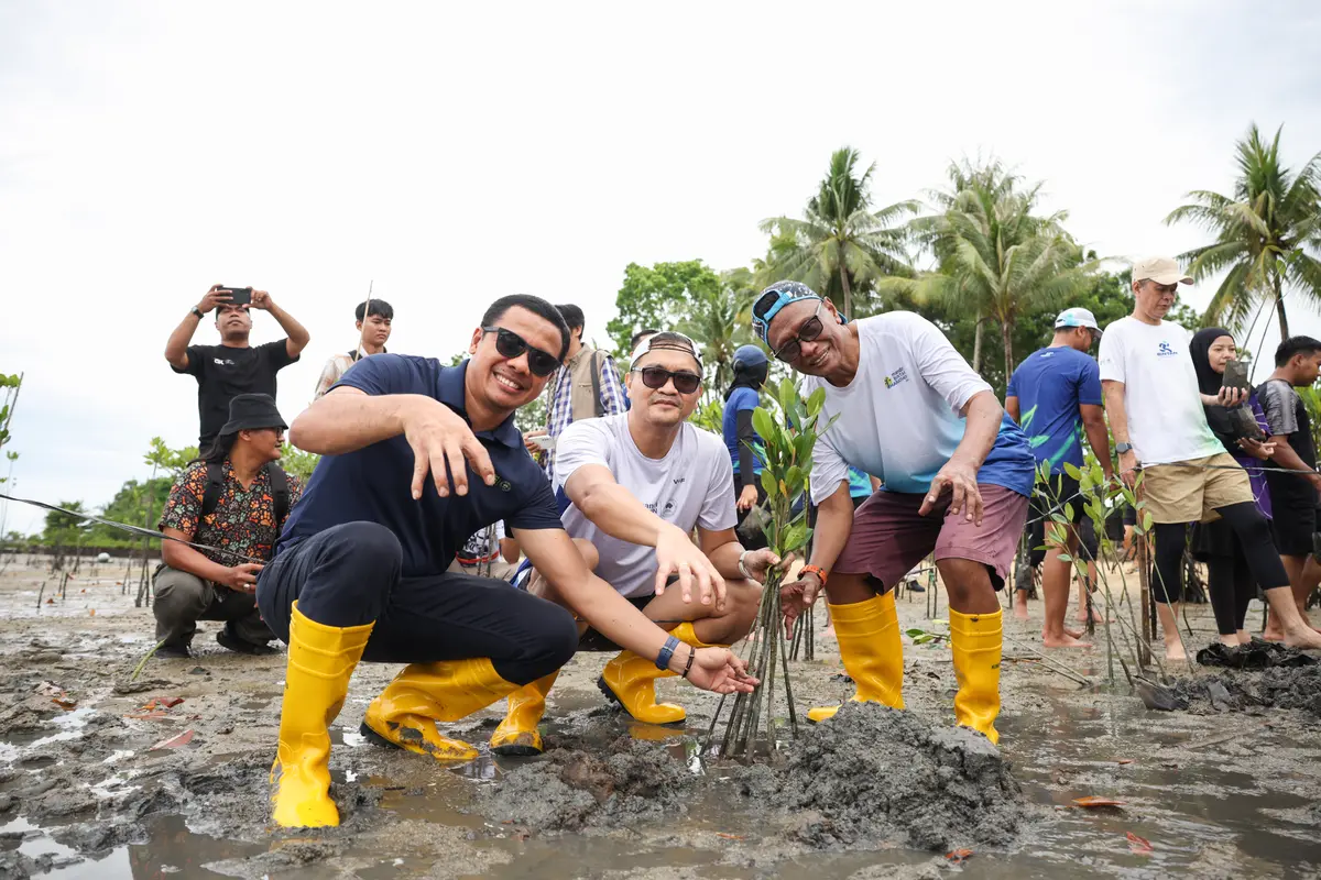 Sebanyak 143 bibit mangrove ditanam dan akan dipantau secara berkala selama tiga tahun di Pulau Bintan, Provinsi Kepulauan Riau.