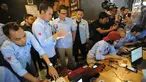 Cawapres 02 Sandiaga Uno saat meninjau sekaligus memberi dukungan kepada relawan yang melakukan penghitungan C-1 di Insomniak Caffe and Lounge, Ciputat Timur, Tangerang Selatan, Kamis (25/4). Data C1 yang masuk hitungan relawan Ruang Sandi disebutkan sekitar 20 ribu. (merdeka.com/Arie Basuki)