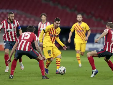 Penyerang Barcelona, Lionel Messi berusaha mengumpan bola saat bertanding melawan Atletico Madrid pada pertandingan lanjutan La Liga Spanyol di stadion Wanda Metropolitano di Madrid, Spanyol, Sabtu (21/11/2020). Atletico menang tipis atas Barcelona 1-0. (AP Photo/Bernat Armangue)