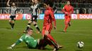 Kiper Angers, Ludovic Butelle (kiri) berebut bola dengan pemain Paris Saint-Germain, Edinson Cavani (kanan) pada lanjutan Ligue 1 di Sstadion Jean Bouin, Angers, France.  (AFP Photo/Jean Francois Monier) 