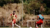 Winger Bali United Thijmen Goppel saat berduel dengan bek kanan Agung Dwi dalam sesi latihan di Bali United Training Center beberapa waktu lalu. (Media Bali United)