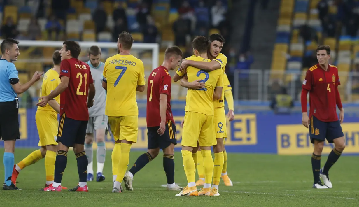 Para pemain Ukraina merayakan kemenangan mereka atas Spanyol usai pertandingan UEFA Nations League di Olimpiyskiy Stadium, Kyiv, Ukraina, Selasa  (13/10/2020). Ukraina memenangkan pertandingan tersebut 1-0. (AP Photo/Efrem Lukatsky)