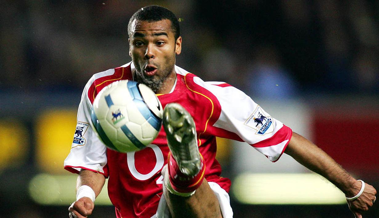 Memiliki istri cantik tidak membuat mantan bintang Arsenal, Ashley Cole menjadi setia. Dirinya kerap terlibat perselingkuhan dan puncaknya pada tahun 2010, sang istri Cheryl Tweedy menggugat cerai. (AFP/Adrian Dennis)