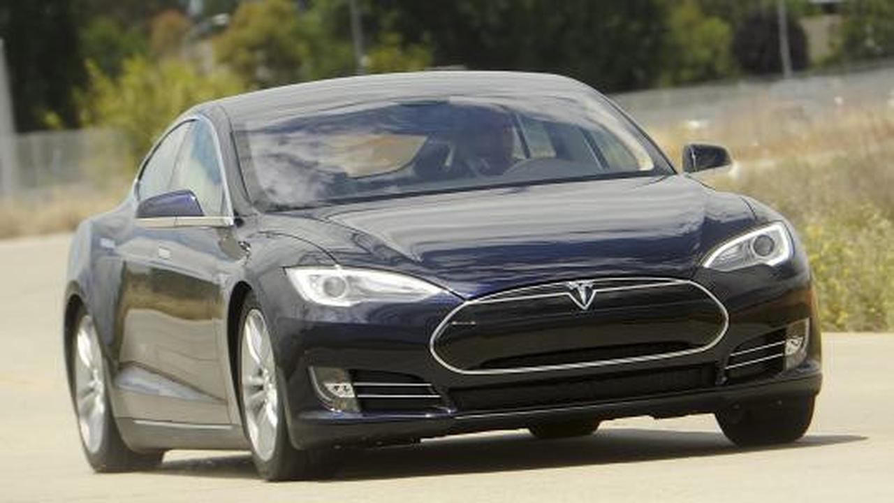 Tesla Model S, sedan sport tenaga listrik resmi dipasarkan.