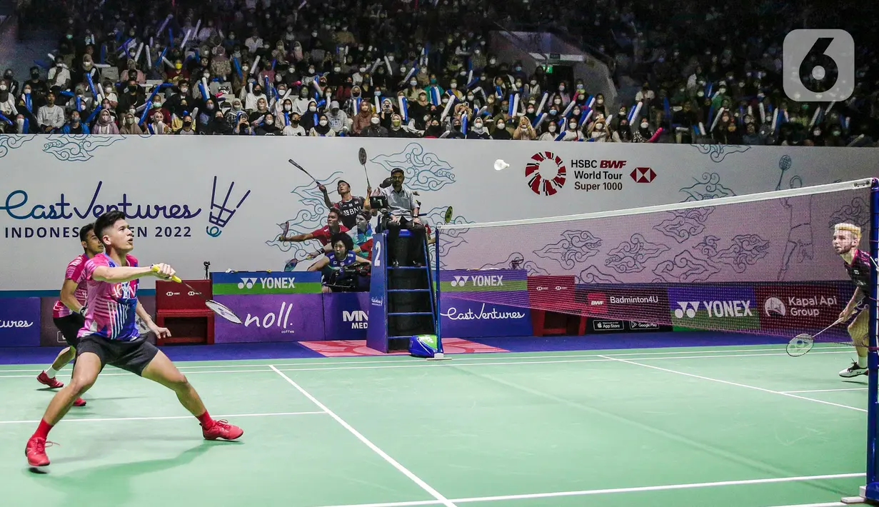 Ganda putra Indonesia Pramudya Kusumawardana/Yeremia Rambitan mengembalikan kok Ben Lane/Sean Vendy dari Inggris saat tampil dalam Indonesia Open 2022 di Istora Senayan, Jakarta, Rabu (15/6/2022). Pramudya Kusumawardana dan Yeremia Rambitan menang dengan skor 21-19, 21-15. (Liputan6.com/Faizal Fanani)